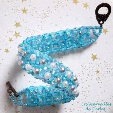 Bracciale di perle celesti con sfaccettature e perle di vetro perlato